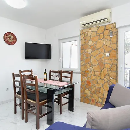 2221 Apartment *